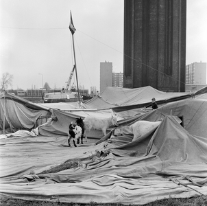 128444 Afbeelding van de als gevolg van een storm ingestorte circustent van Circus Hardi in het Park De Watertoren aan ...